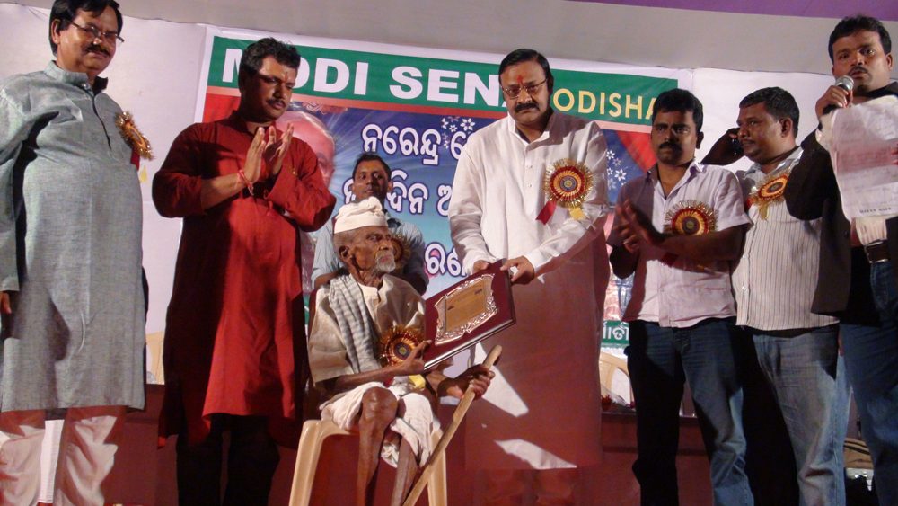 Aging freedom fighter being honoured by the coordinator of Modi Sena, Murali Sharma