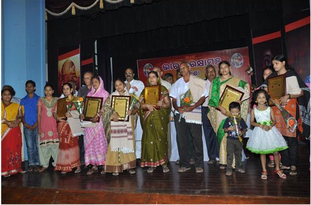 Bharat Raksha Manch honoured the family members of martyrs on Kranti Divas - 2014 at Bhubaneswar