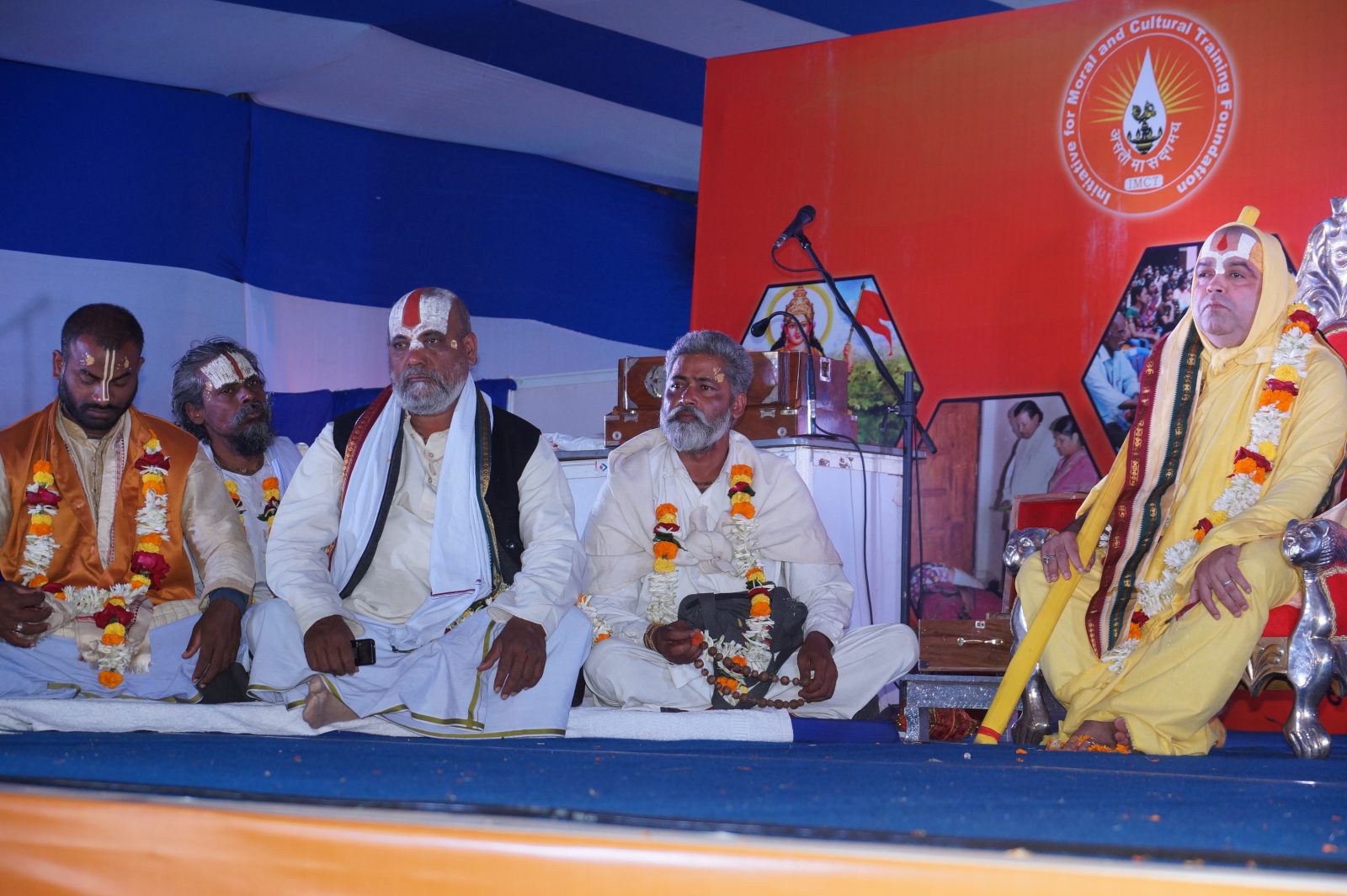 Jagat Guru Ramanandacharya Swamy Arupanand Ji Maharaj delivers devotional words  during Guru Pujan.jpg