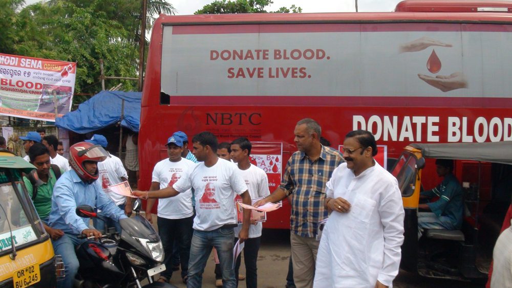 Modi Sena aware commuters in BBSR about blood donation on ModiJayanti-2014