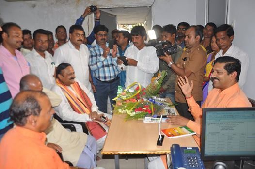 Murali Sharma discusses party issues with BJP's Odisha Secy (Org), Sharada Satpathy at state party office on May 7, 2016