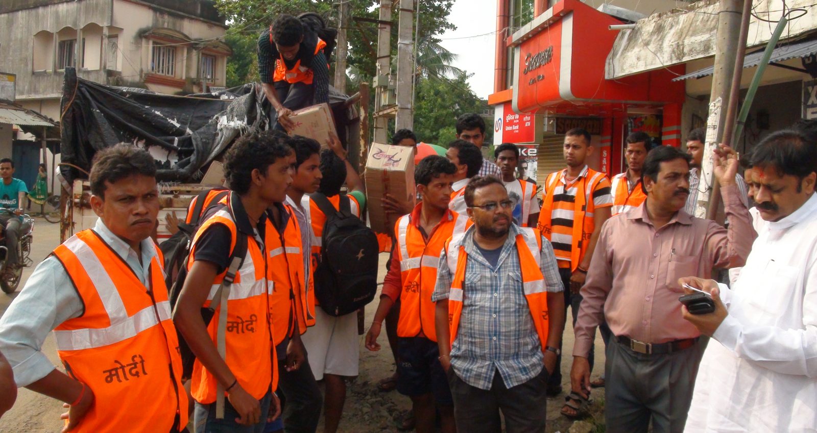 Murali Sharma & Modi Sena volunteers in Balasore town starting for interior flood hit pocket