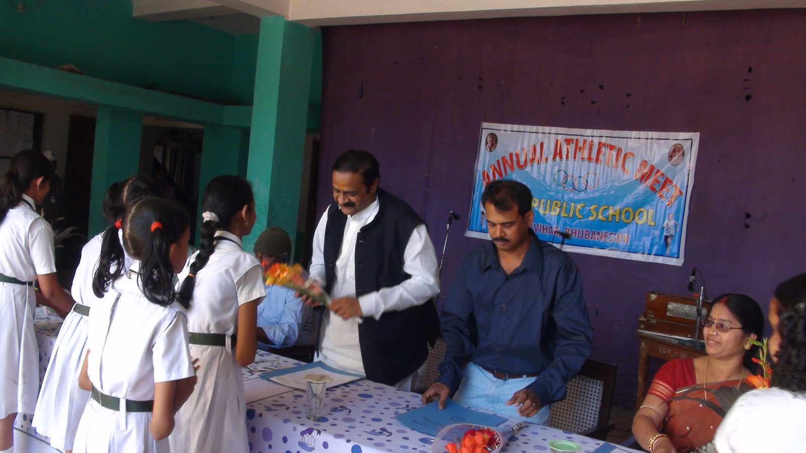 Murli welcomed by students of CIIE School, BBSR
